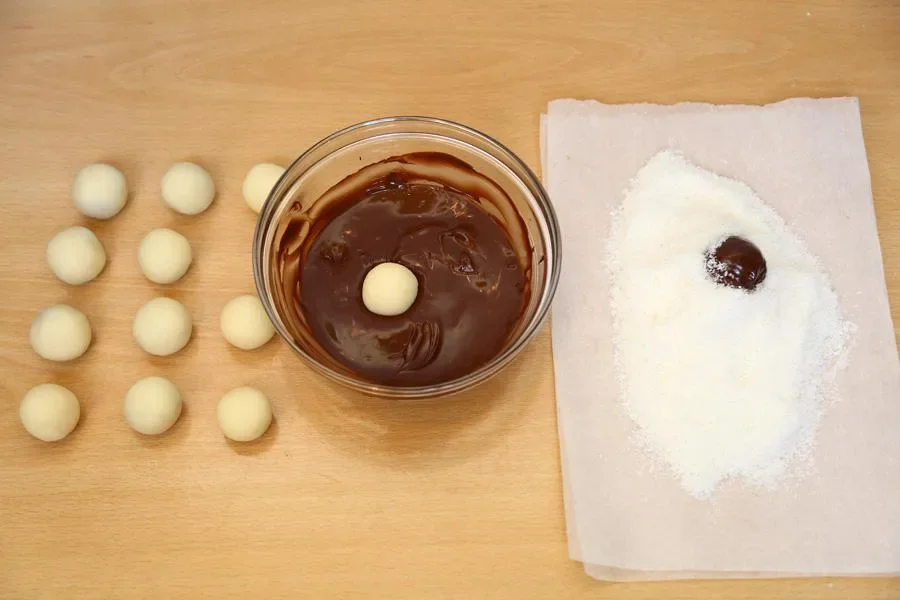 image about طريقة عمل كرات جوز الهند بالشوكولاتة 🍫🥥 حلى سهل بدون فرن بمذاق لا يُقاوم