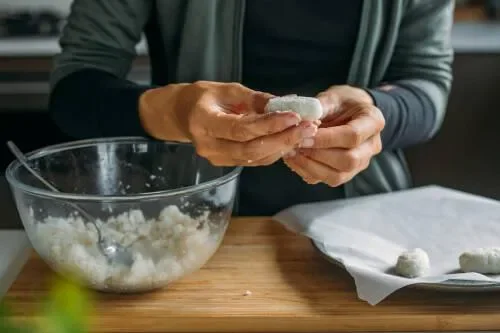 image about طريقة عمل كرات جوز الهند بالشوكولاتة 🍫🥥 حلى سهل بدون فرن بمذاق لا يُقاوم