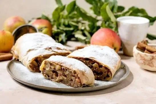 image about 🍎🥧 ستروودل التفاح بالقرفة المقرمش - وصفة حلوى أوروبية سهلة ولذيذة