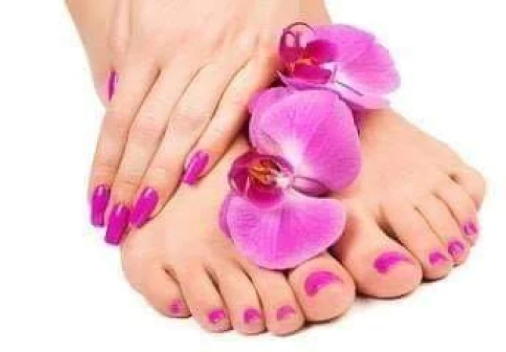 الفازلين واستخداماته الجديدة والعديدة المزهلة علي البشرة والقدمين