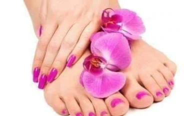 الفازلين واستخداماته الجديدة والعديدة المزهلة علي البشرة والقدمين