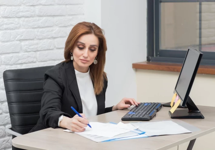 قصة حب مثيرة بين الموظف والمديرة