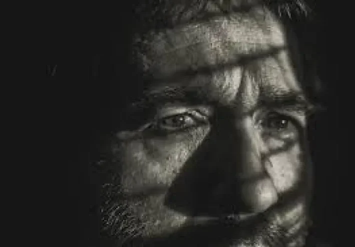أسوأ ما قد يصيب الإنسان خيبة أمل حبًا عظيم، أسوأ ما قد يصيبه أن يموت حيًا