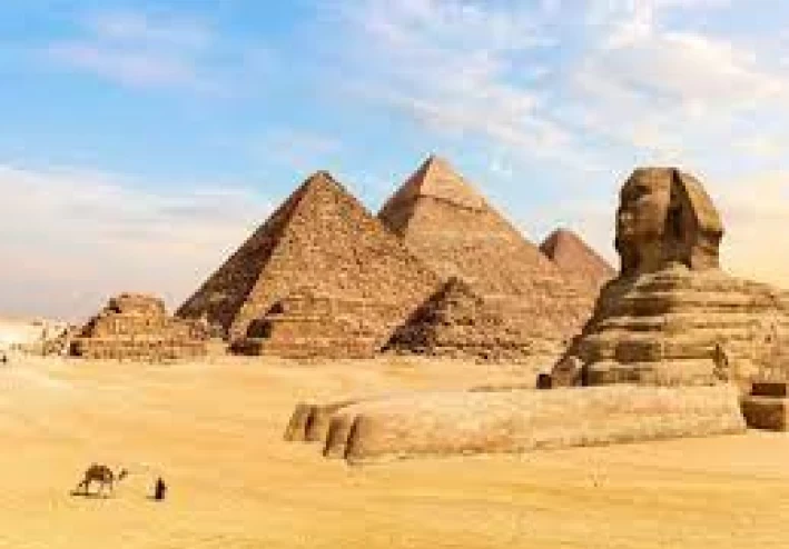 رحلة تاريخية إلى الأهرامات المصرية: من الماضي إلى المستقبل