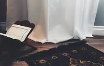 (فليدع ناديه سندعو الزبانيه كلا لا تطعه واسجد واقترب)  حد فاهم!