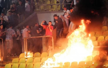 شغب الملاعب الرياضية ... ما هي أسبابه ؟ وكيف يتم علاجه ؟ 