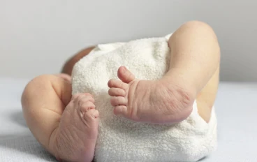 القدم المخلبية عند الأطفال الأسباب وطرق العلاج