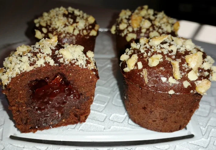 براوني مافن بحشوة المربى ومُغطى بالجوز