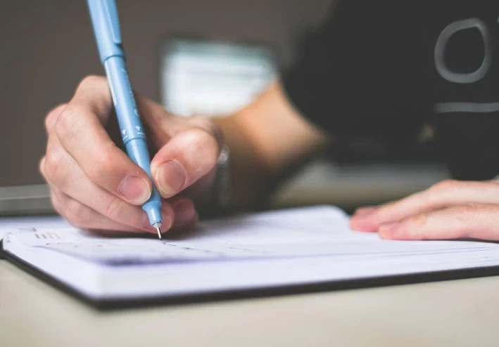 كيف تكتب الهمزة في كلمة زملائك؟