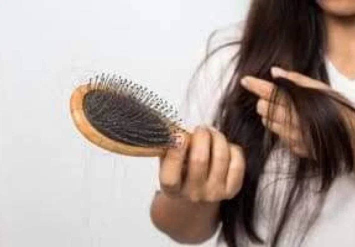 اسباب سقوط الشعر عند  المرأة و طرق علاجه.