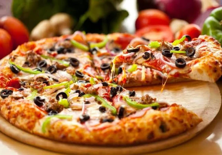 (اسرع بيتزا 🍕 ) بيتزا  العشر دقائق بدون فرن أو خميره