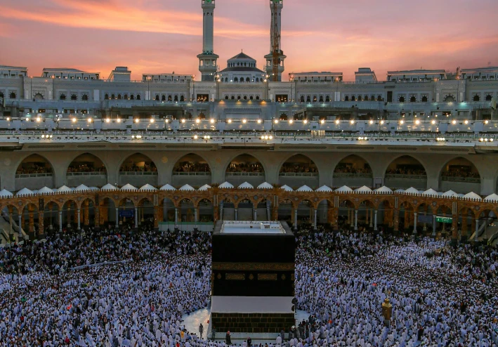 "قصص الأنبياء أشرف الخلق في الإسلام: دروس وعبر من حياة الرسل"