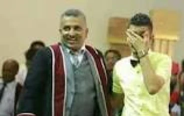 قصة طالب جامعي إستأذن من الدكتور لأنه لا يستطيع أن يحضر محاضرة الغد