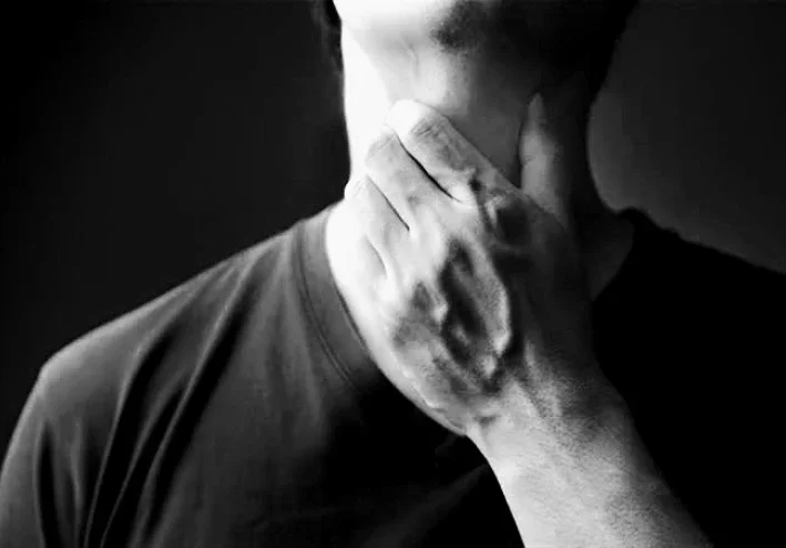 الحمى والتهاب الحلق: أعراض وأسباب وعلاجات
