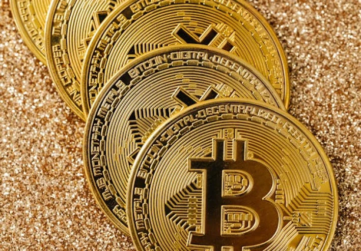 تأثير العملات الرقمية على الاقتصاد العالمي: هل ستصبح البيتكوين بديلاً للدولار؟