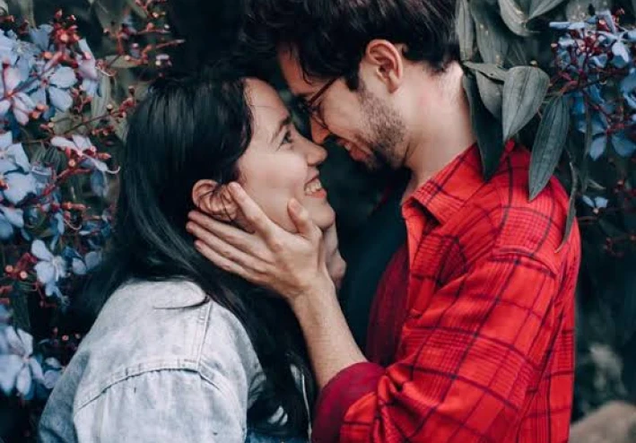 كيف تجعل الرجل يقع في حبك مرارا وتكرارا
