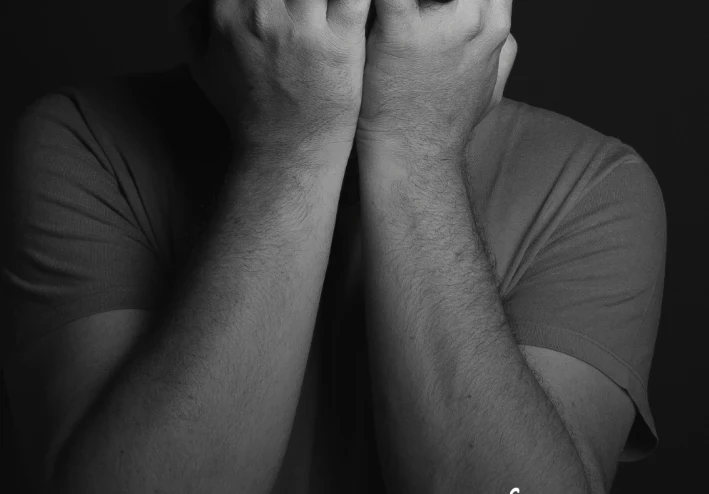 الأثر الإكتئاب للفئة العمرية ما بين 18 سنة إلى  25 سنة