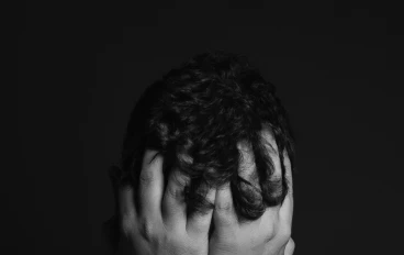 الأثر الإكتئاب للفئة العمرية ما بين 18 سنة إلى  25 سنة