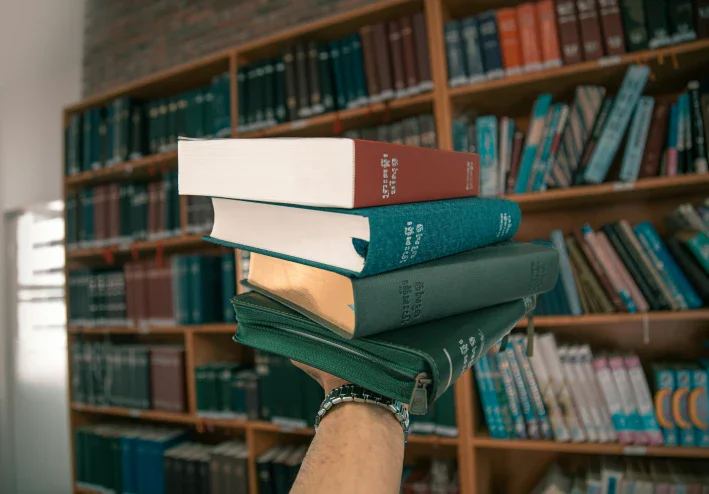 دليل الباحث الشامل: أفضل قواميس اللغة العربية وأكثرها دقة عبر العصور