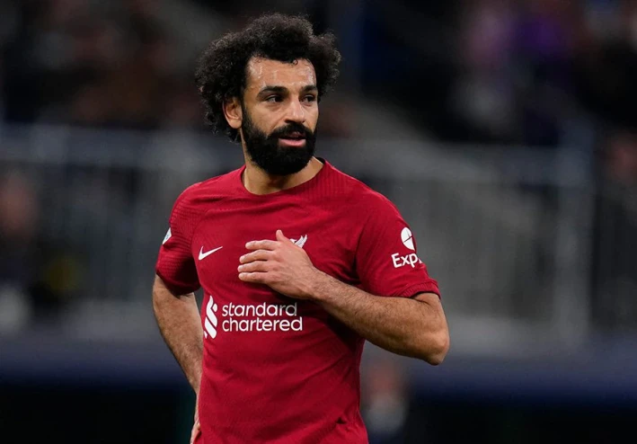 محمد صلاح: نجمٌ لامعٌ يُزينُ سماءَ "الريدز" ... فهل يغادرُ إلى "النسور"؟