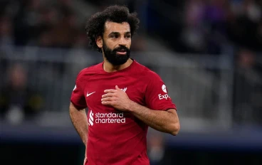محمد صلاح: نجمٌ لامعٌ يُزينُ سماءَ "الريدز" ... فهل يغادرُ إلى "النسور"؟