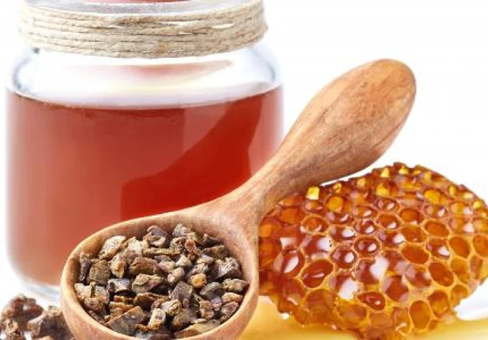 ماذا تعرف عن: البروبوليس(عكبر العسل)؟