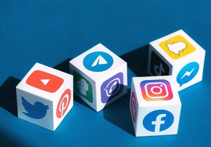تاريخ وتطور مواقع التواصل الاجتماعي