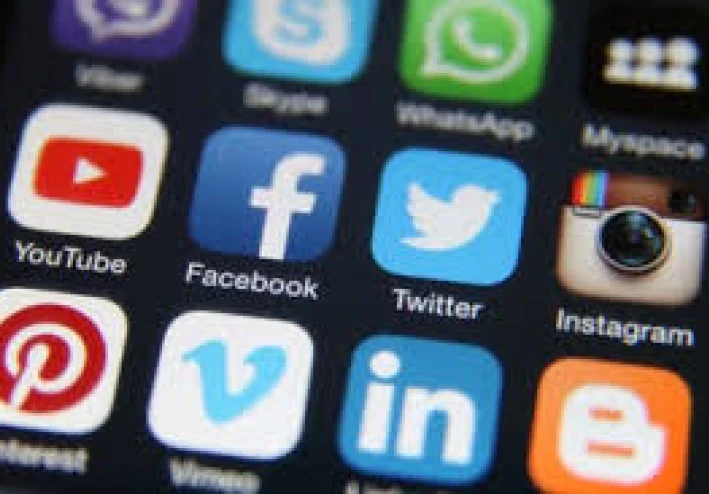 "دور مواقع التواصل الاجتماعي في حياتنا: بين الفوائد والتحديات"