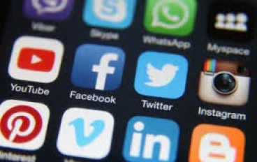 "دور مواقع التواصل الاجتماعي في حياتنا: بين الفوائد والتحديات"