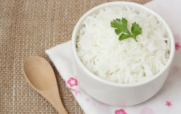 كم عدد السعرات الحرارية الموجودة في الأرز مع الدال والكاري؟