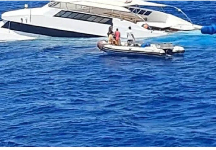 مصر فديو لغرق مركب بالبحر الأحمر والسلطات تعاين الأضرار .