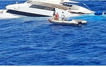 مصر فديو لغرق مركب بالبحر الأحمر والسلطات تعاين الأضرار .