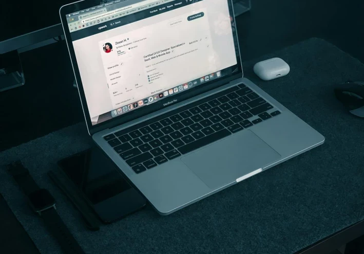 "استكشاف موقع Upwork: بوابتك الذهبية للربح عبر الإنترنت وتحقيق الحلم الحرّ!"