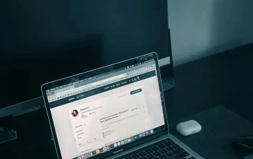 "استكشاف موقع Upwork: بوابتك الذهبية للربح عبر الإنترنت وتحقيق الحلم الحرّ!"