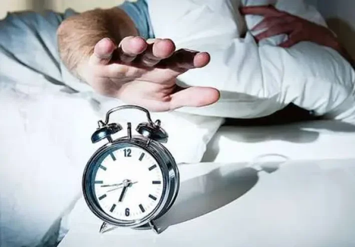 6 عادات خاطئة تجنبها عند الاستيقاظ من النوم.. تسبب الخمول والتوتر