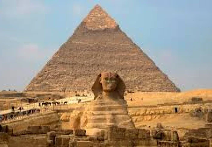 مهمه البحث عن الاثار المدفونه داخل الرمال