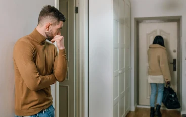 حينما يعاهدك شخص على البقاء و يجبرك انت على الرحيل