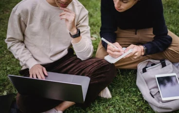 افضل 17 موقع لكتابة المقالات وكسب المال؛ اكتشف كيف تحقق أرباحًا من كل مقالة 