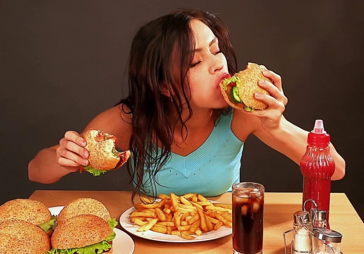 أربعة أطعمة يجب أن تأكلها يوميًا للحفاظ على صحتك