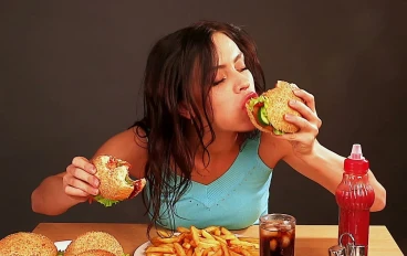 أربعة أطعمة يجب أن تأكلها يوميًا للحفاظ على صحتك