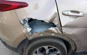 ألقت الشرطة القبض على رجل كان ينظف سيارته الجديدة / فوجدو شي غريب بسيارة 