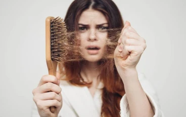 هل يجب أن نقلق بشأن تساقط الشعر ؟ كل ما تحتاج لمعرفته