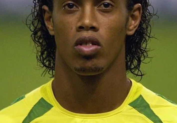 قصة الساحر واللاعب البرازيلي (رونالدينيو)