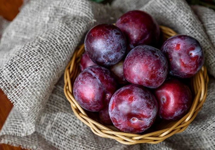 Top Health Benefits of Plums: A Nutrient-Packed Fruit for Digestion, Heart, and Skin