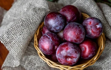 Top Health Benefits of Plums: A Nutrient-Packed Fruit for Digestion, Heart, and Skin