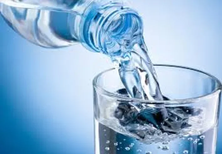 شرب المياه المعدنية :فوائده وأهميته للصحة وتحذيرات من الغش .
