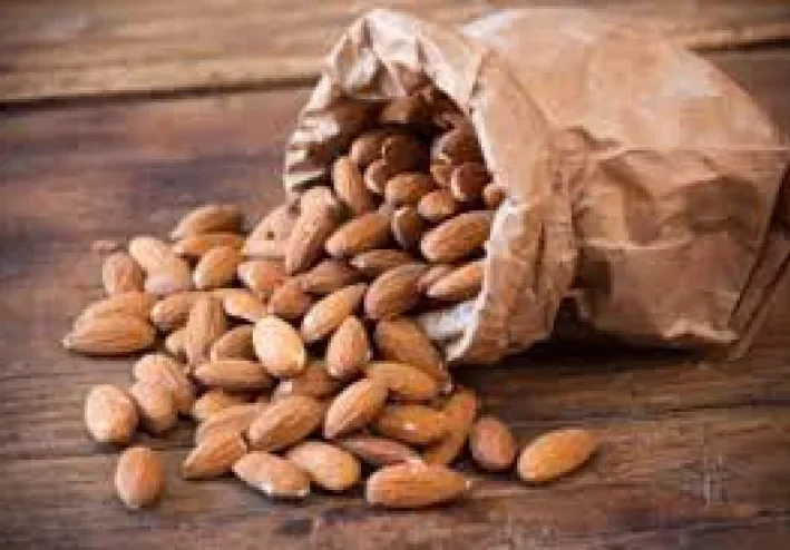 دراسة: تناول حفنة من اللوز يوميًا يمكن أن يحسن صحة الأمعاء