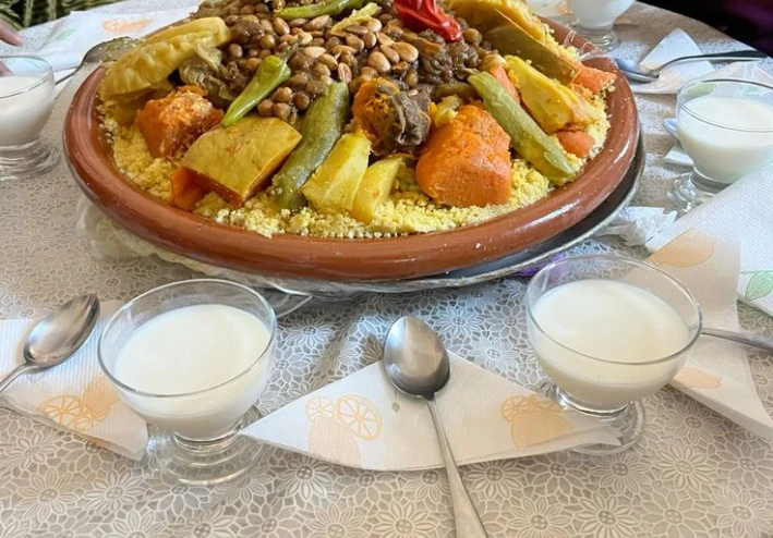 تقاليد الكسكس المغربي يوم الجمعة: طقس عائلي ومذاق أصيل