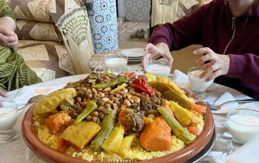 تقاليد الكسكس المغربي يوم الجمعة: طقس عائلي ومذاق أصيل