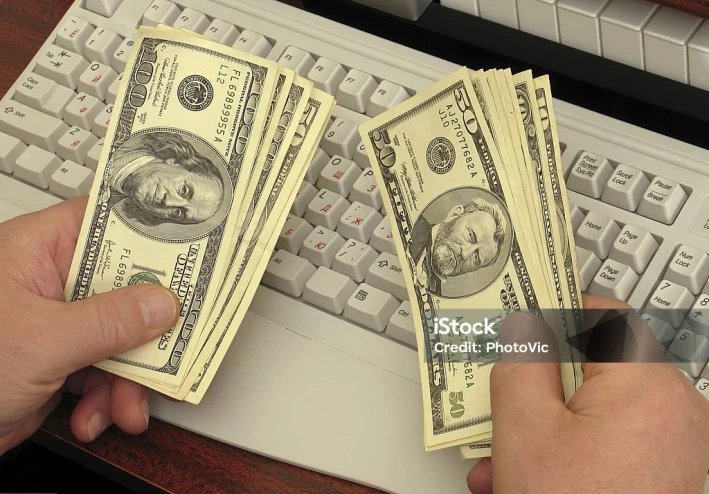 كيفية الربح من الإنترنت باستخدام الذكاء الاصطناعي؟ أفكار واقعية وعملية ومربحة في 2025!